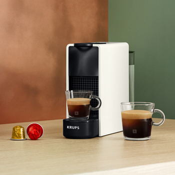 Krups Nespresso Essenza Mini XN1101 - Cafetera monodosis de cápsulas  Nespresso, compacta, 2 programas de café,19 bares, apagado automático,  color blanco, incluye kit bienvenida : : Hogar y cocina